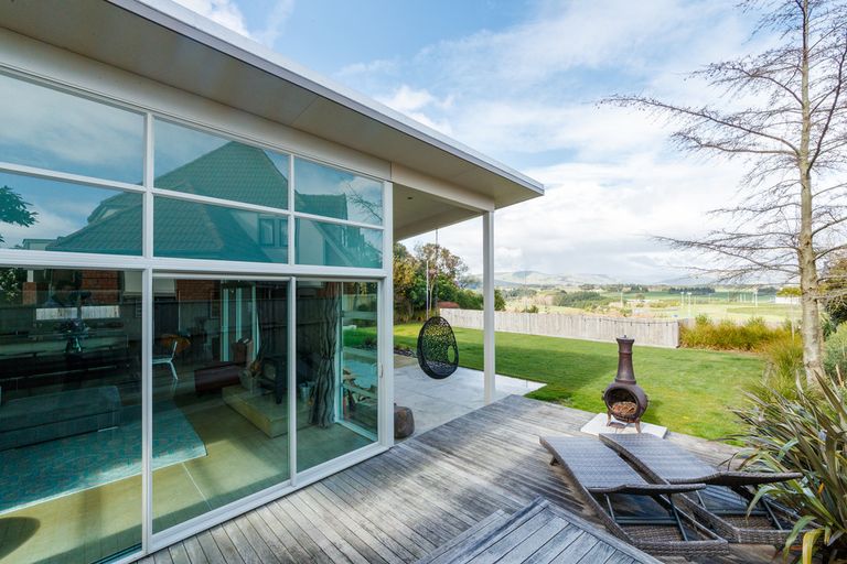 Photo of property in 19 Springdale Grove, Fitzherbert, Palmerston North, 4410