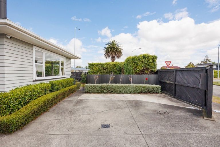 Photo of property in 2 Anzio Place, Awapuni, Palmerston North, 4412