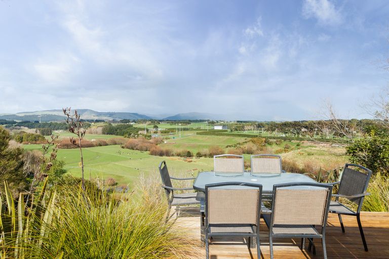Photo of property in 19 Springdale Grove, Fitzherbert, Palmerston North, 4410