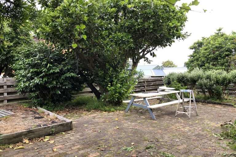 Photo of property in 22 Holdaway Avenue, Northcote, Auckland, 0627