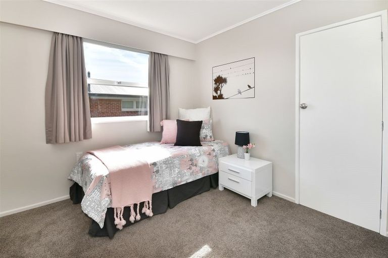 Photo of property in 12 Tawhana Crescent, Red Beach, 0932