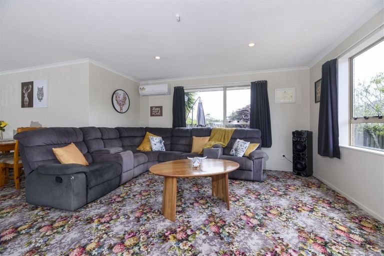 Photo of property in 8 Woodbank Drive, Glen Eden, Auckland, 0602