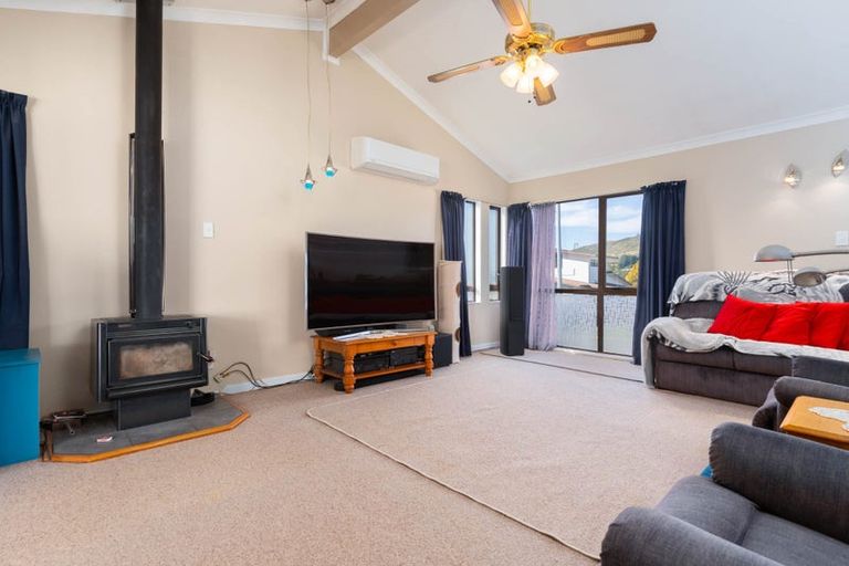Photo of property in 64 Fyvie Avenue, Tawa, Wellington, 5028