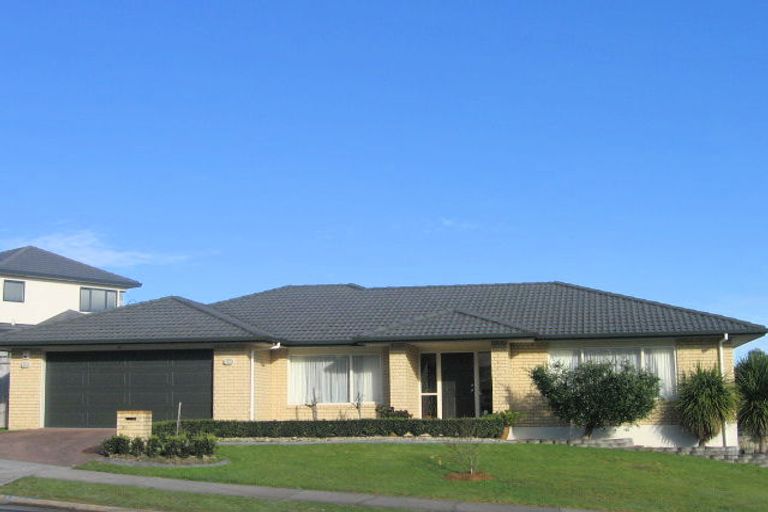 Photo of property in 39 Moyrus Crescent, East Tamaki Heights, Auckland, 2016