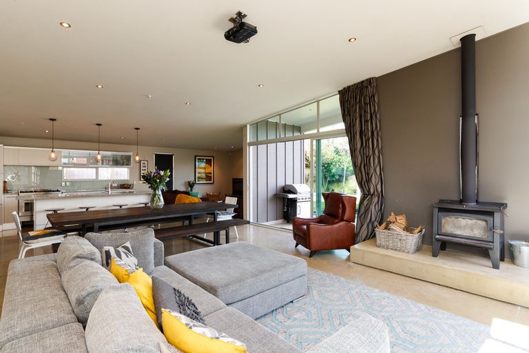 Photo of property in 19 Springdale Grove, Fitzherbert, Palmerston North, 4410