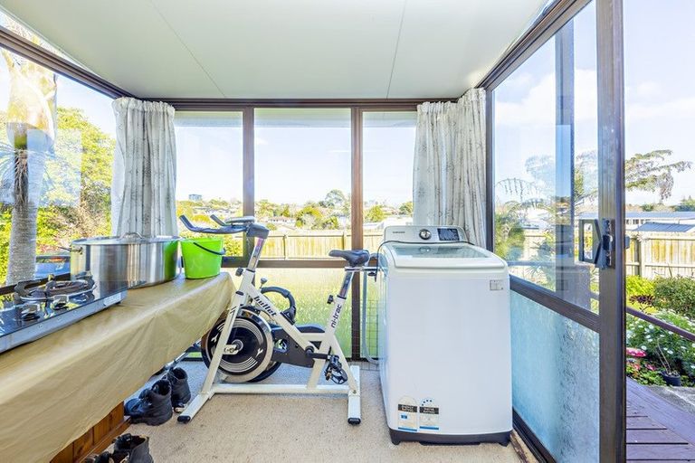 Photo of property in 2/17 Shalimar Place, Clover Park, Auckland, 2019