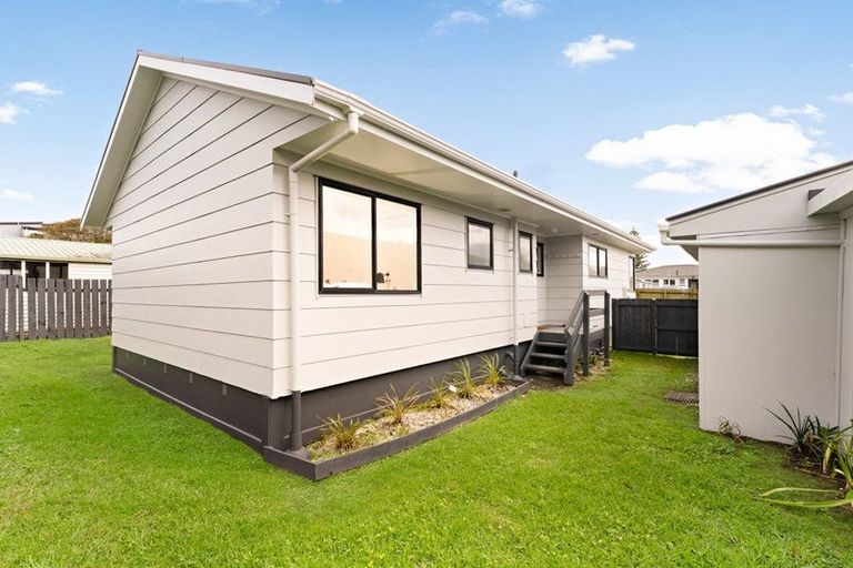 Photo of property in 2/7 Rewarewa Road, Te Atatu Peninsula, Auckland, 0610