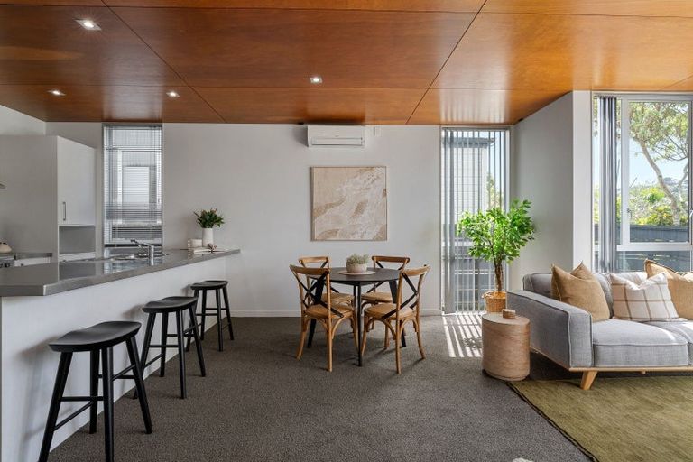 Photo of property in 12/3 Severn Street, Island Bay, Wellington, 6023