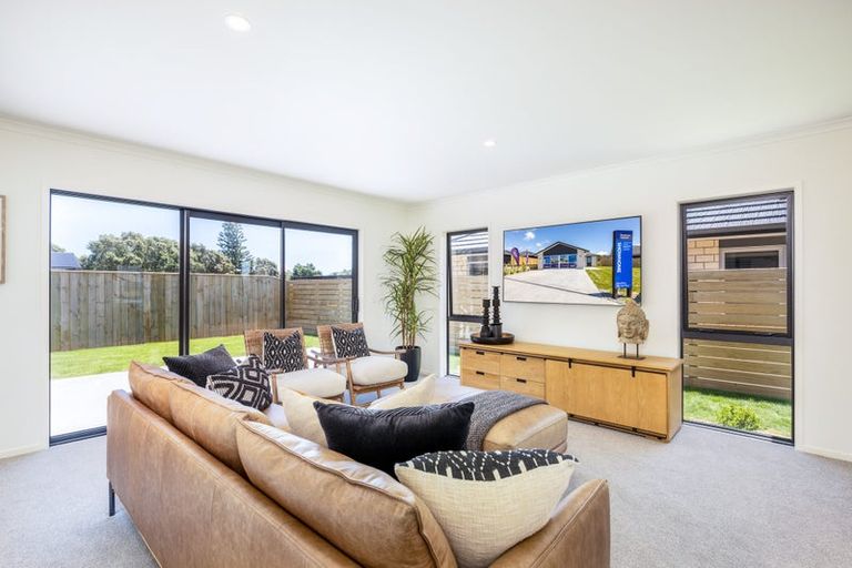 Photo of property in 8 Oakmont Crescent, Waiwhakaiho, New Plymouth, 4312