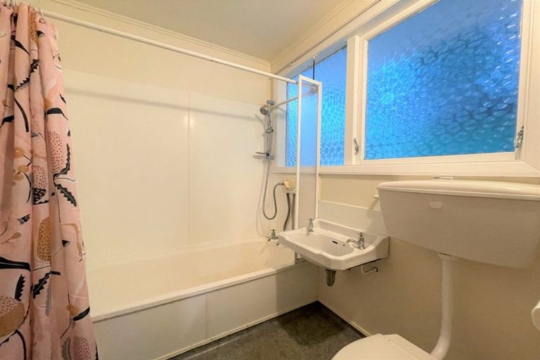 Photo of property in 32 Ngaio Road, Kelburn, Wellington, 6012