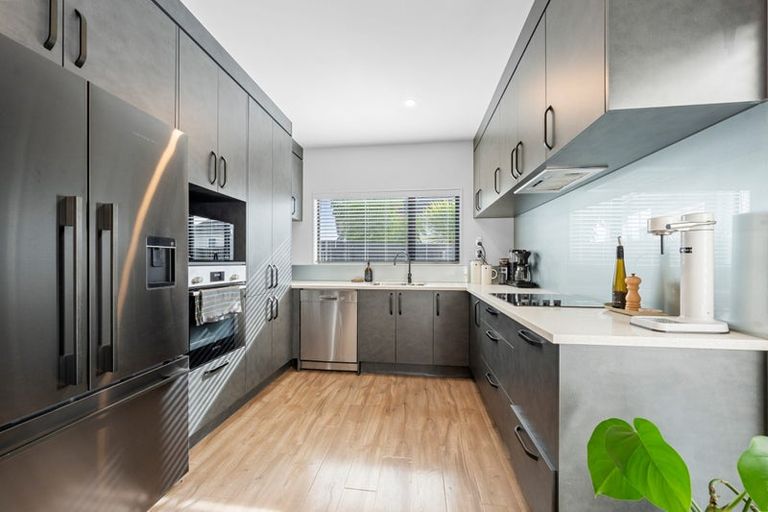 Photo of property in 15 Korama Lane, New Lynn, Auckland, 0600