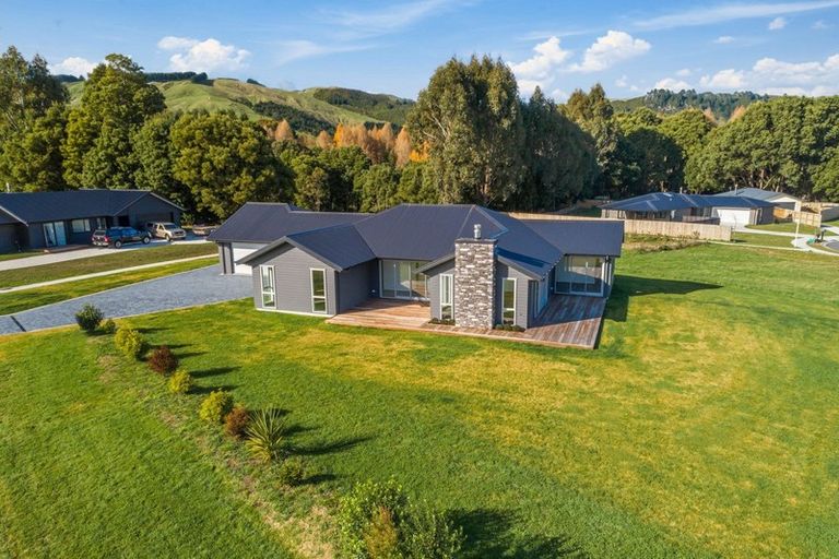 Photo of property in 10 Lancewood Way, Kinloch, Taupo, 3377