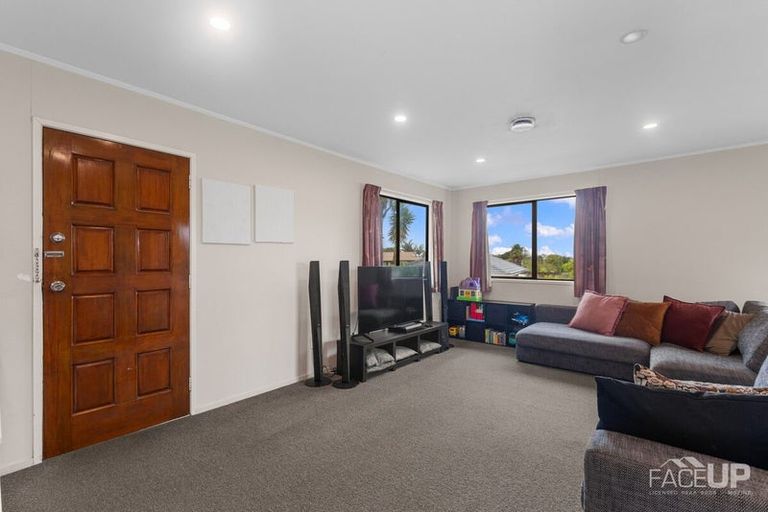 Photo of property in 10 Pahi Place, West Harbour, Auckland, 0618