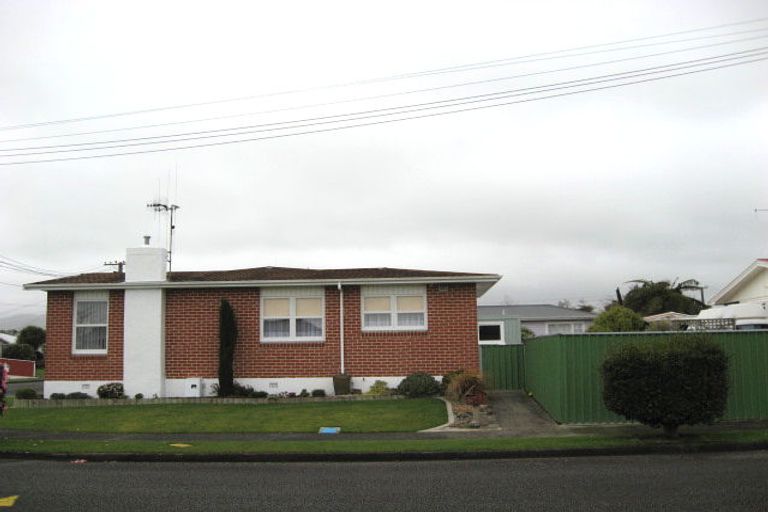 Photo of property in 18 Karaka Crescent, Levin, 5510