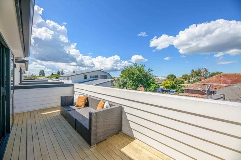 Photo of property in 2/11 Avondale Road, Taradale, Napier, 4112