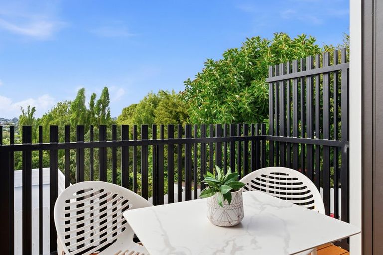 Photo of property in 4/19 Trias Road, Totara Vale, Auckland, 0629