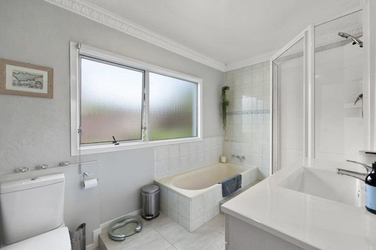 Photo of property in 21 Chelsea View Drive, Chatswood, Auckland, 0626