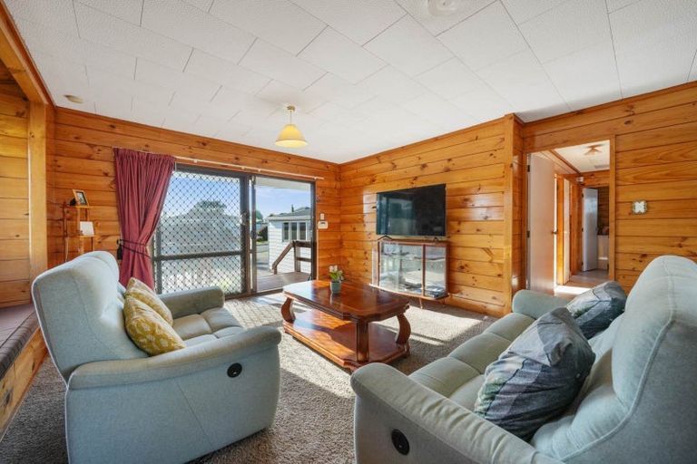 Photo of property in 13a Ward Crescent, Te Atatu Peninsula, Auckland, 0610