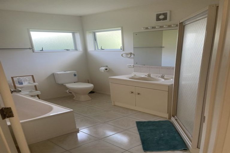 Photo of property in 2/479 Glenfield Road, Glenfield, Auckland, 0629