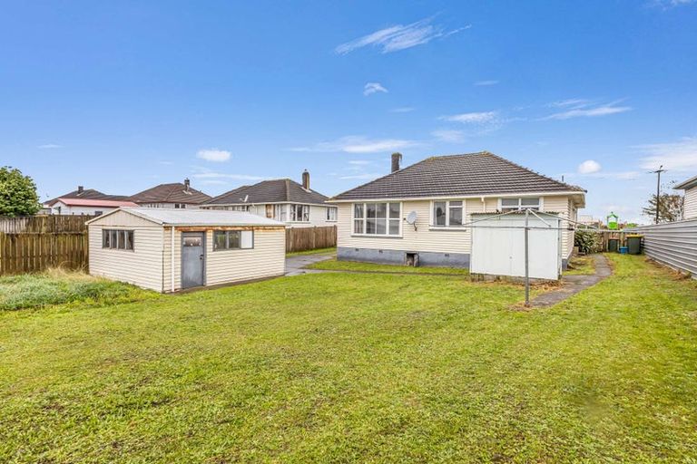 Photo of property in 12 Mcguire Street, Hawera, 4610