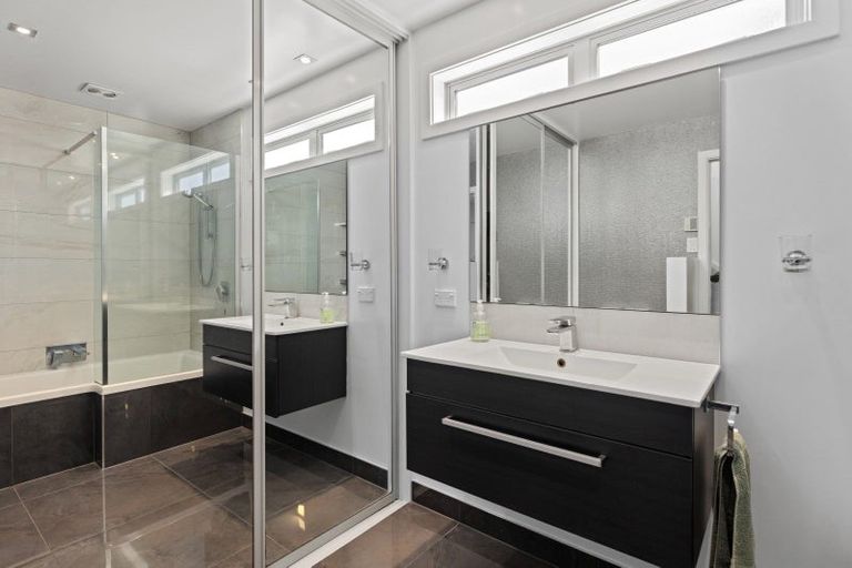 Photo of property in 2/52 Crofton Road, Harewood, Christchurch, 8051