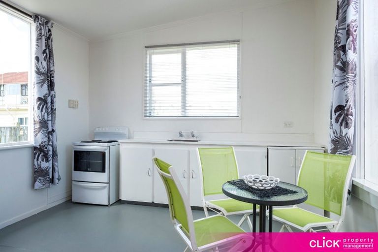 Photo of property in 111 Macandrew Road, South Dunedin, Dunedin, 9012