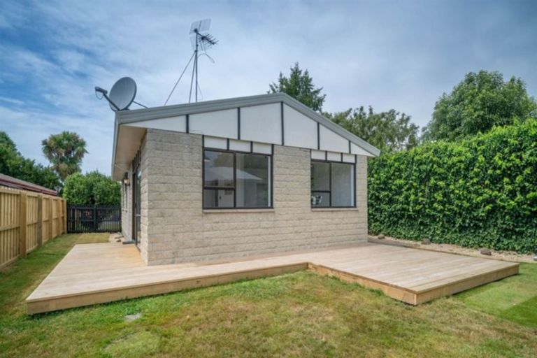 Photo of property in 2/92c Englefield Road, Northwood, Christchurch, 8051