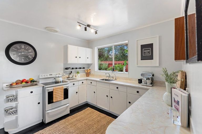 Photo of property in 28 Rewarewa Crescent, Waikanae, 5036