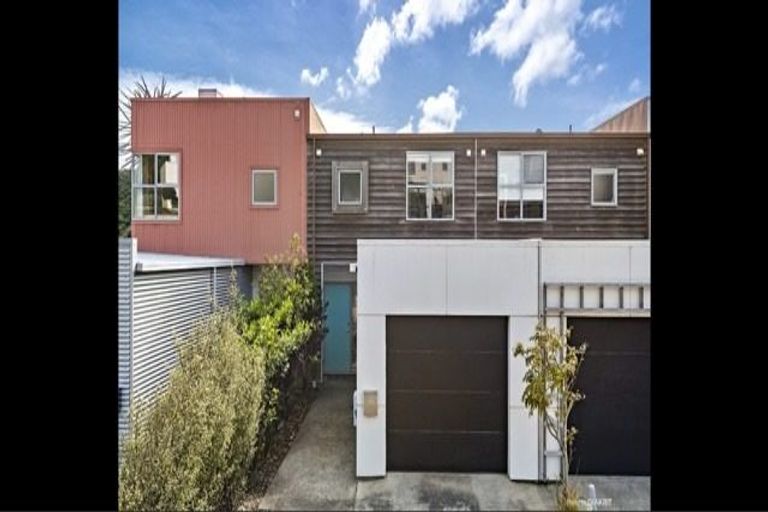 Photo of property in 38 Saddleback Grove, Karori, Wellington, 6012