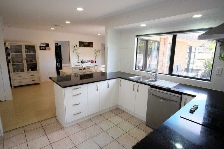 Photo of property in 8 Kalgan Place, Burswood, Auckland, 2013