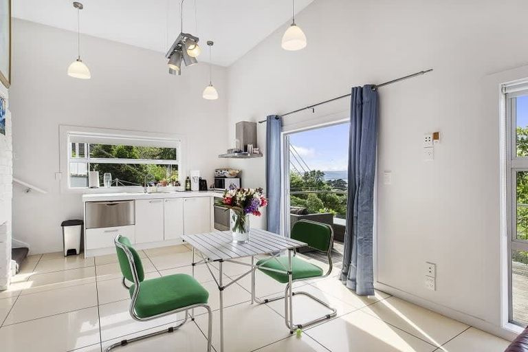 Photo of property in 27 Garden Road, Northland, Wellington, 6012