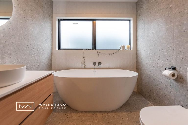 Photo of property in 2 Nikau Lane, Timberlea, Upper Hutt, 5018