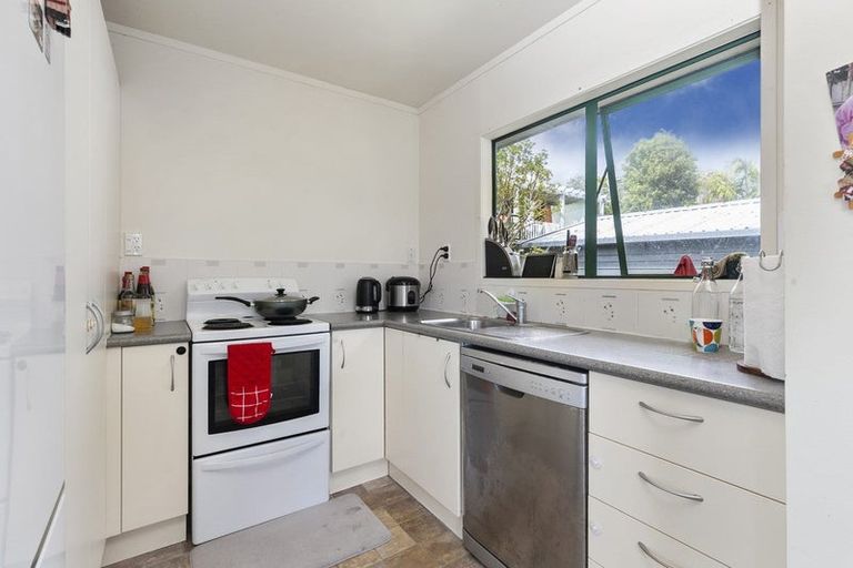 Photo of property in 10 Totaravale Drive, Totara Vale, Auckland, 0629