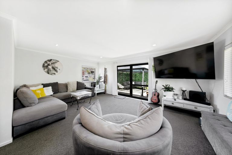 Photo of property in 63 Claverdon Drive, Massey, Auckland, 0614