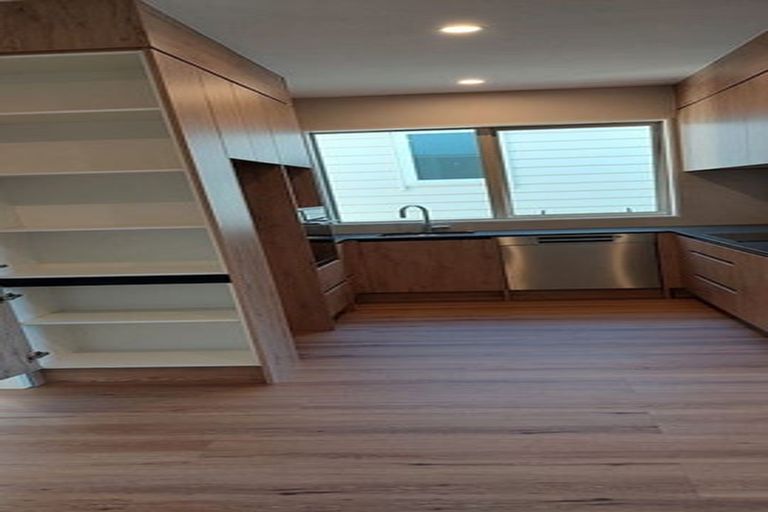 Photo of property in 1b Taupiko Place, Green Bay, Auckland, 0604