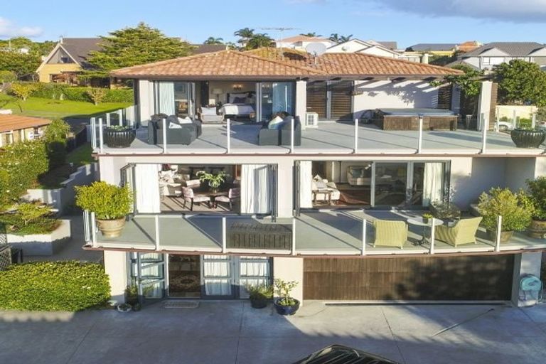 Photo of property in 19a Santa Monica Place, Goodwood Heights, Auckland, 2105