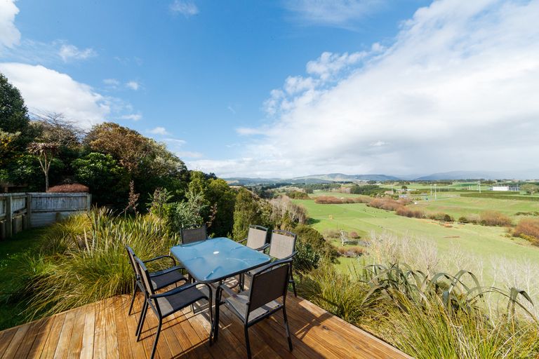 Photo of property in 19 Springdale Grove, Fitzherbert, Palmerston North, 4410