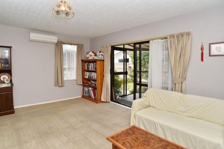 Photo of property in 2/6 Florance Place, Parklands, Christchurch, 8083