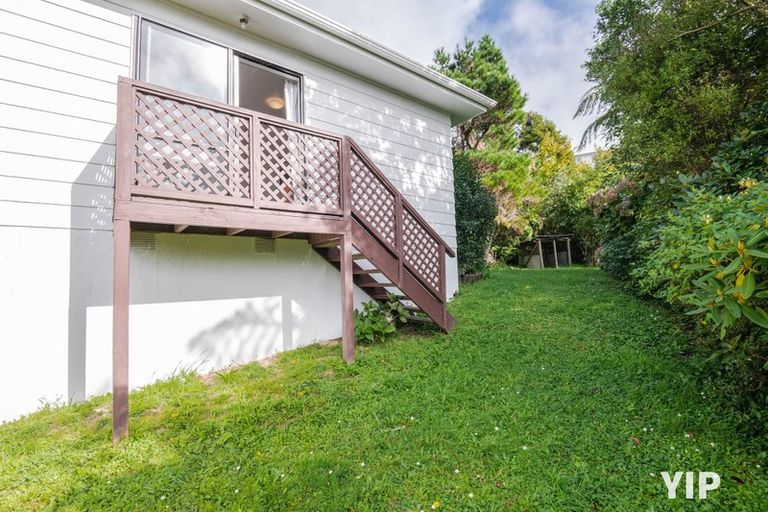 Photo of property in 27a Fernhaven Grove, Newlands, Wellington, 6037