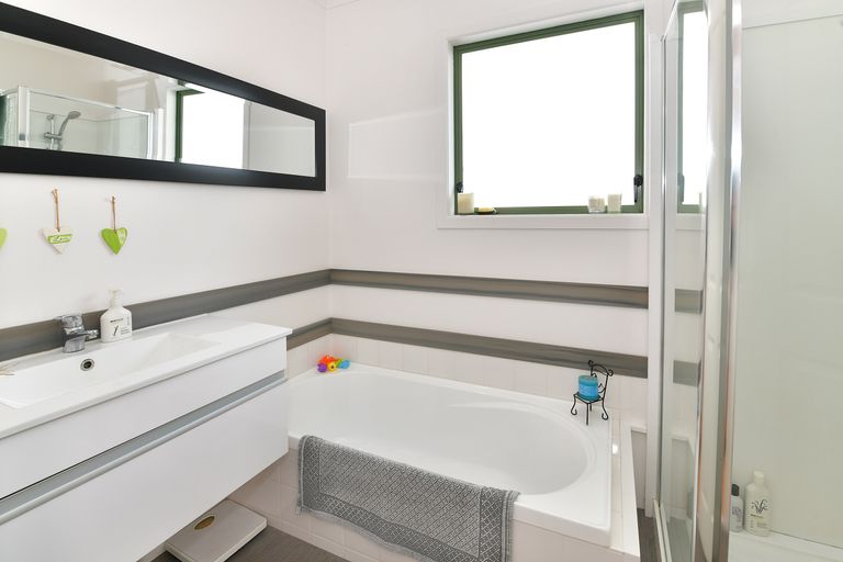 Photo of property in 2/10 Ross Crescent, Orewa, 0931