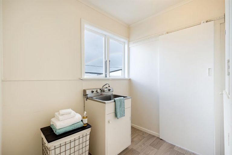 Photo of property in 1/516 Glenfield Road, Bayview, Auckland, 0629