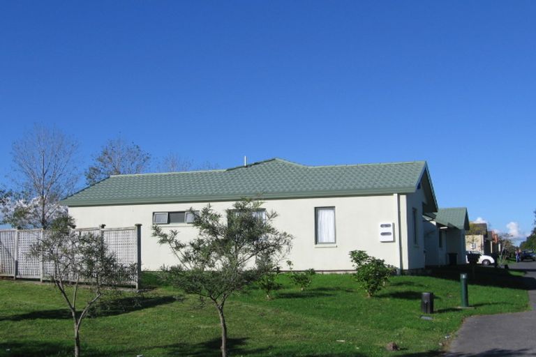 Photo of property in 10/17 Neta Grove, Henderson, Auckland, 0612