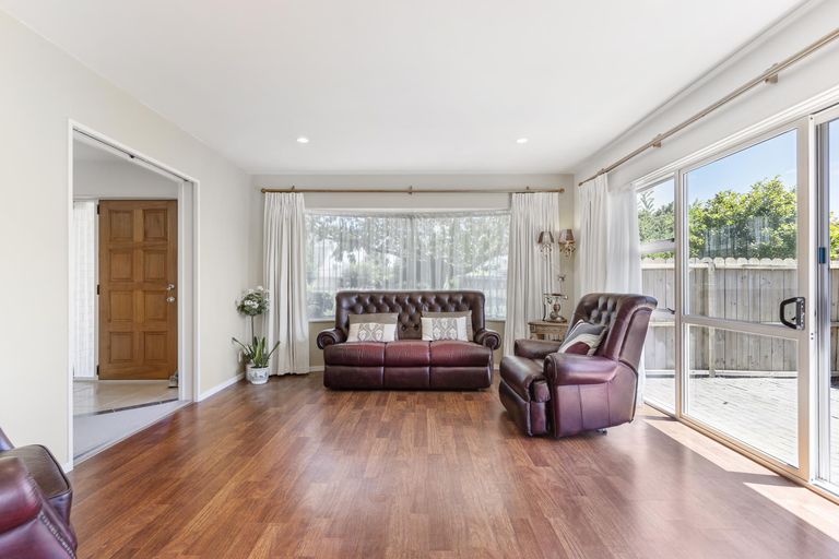 Photo of property in 1/24 Headcorn Place, Botany Downs, Auckland, 2010