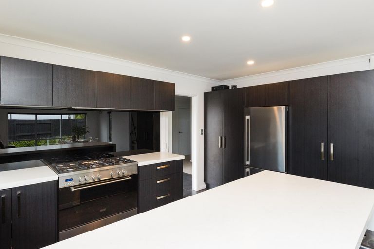 Photo of property in 6 D'urville Place, Kelvin Grove, Palmerston North, 4414