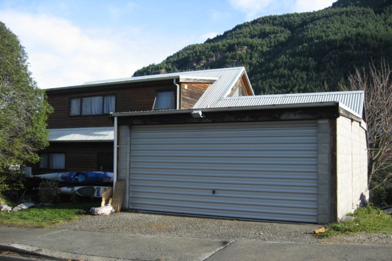 Photo of property in 6 Mackinnon Terrace, Sunshine Bay, Queenstown, 9300