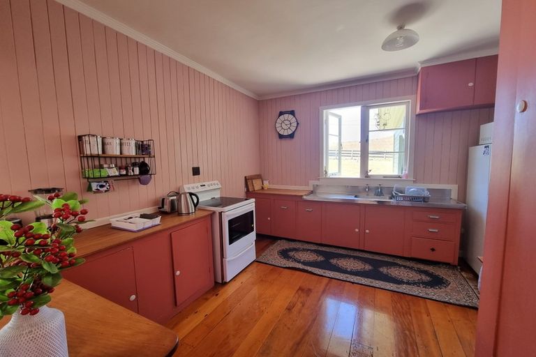 Photo of property in 17 Edwards Avenue, Henderson, Auckland, 0610