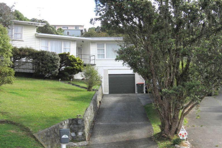 Photo of property in 19 Alwyn Place, Newlands, Wellington, 6037