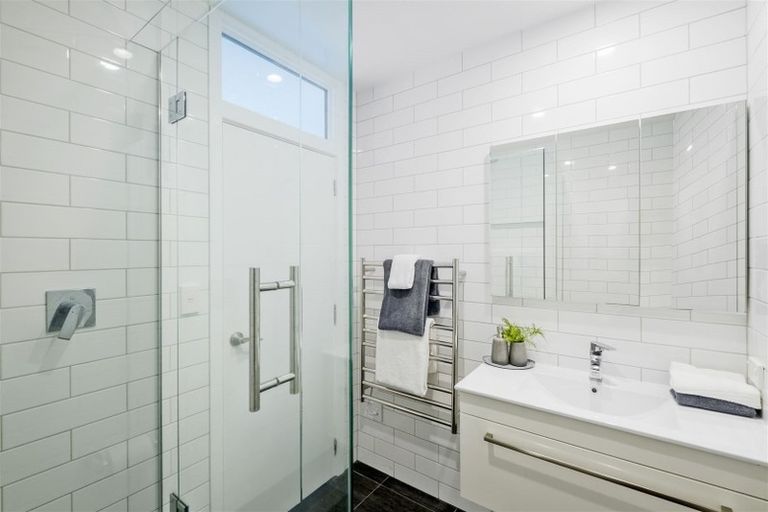 Photo of property in 14 Paulange Place, Pakuranga Heights, Auckland, 2010