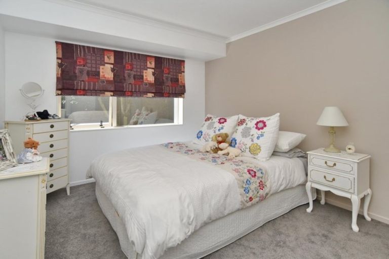 Photo of property in 90 Willowview Drive, Redwood, Christchurch, 8051