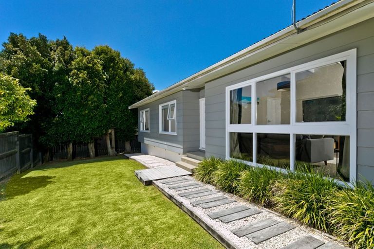 Photo of property in 7 Porter Avenue, Te Atatu South, Auckland, 0610